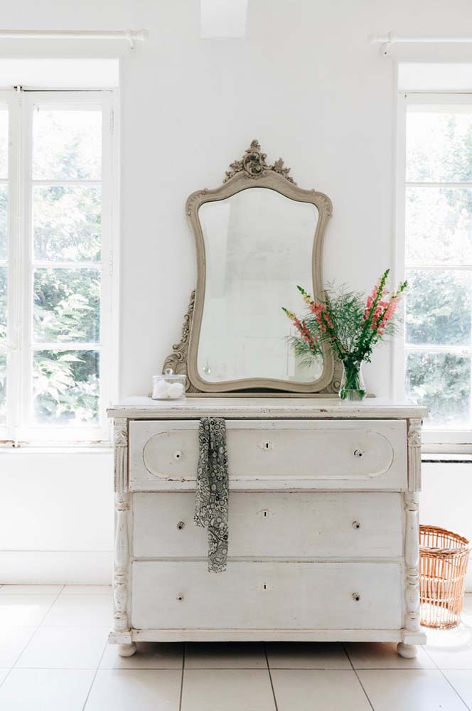 O quarto estilo provençal só tem a ganhar com a adição desta cômoda rústica branca toda ornamentada e que acompanha espelho.
