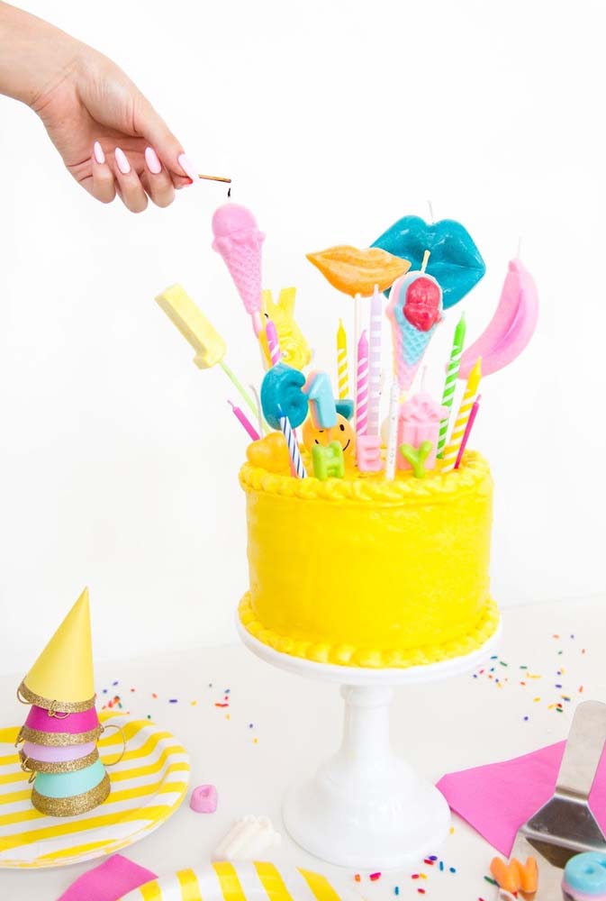Um bolo para festa de 20 anos super colorido e alto astral