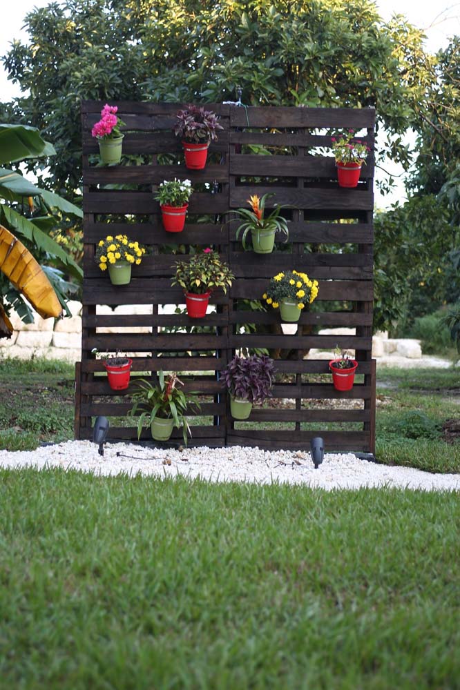 A floreira de pallet merece um lugar de destaque no seu jardim. 