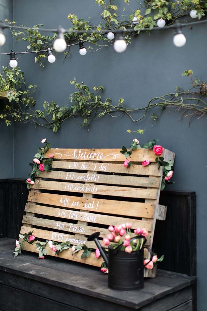 Incorpore a ideia da floreira de pallets para a decoração de festas de casamento.