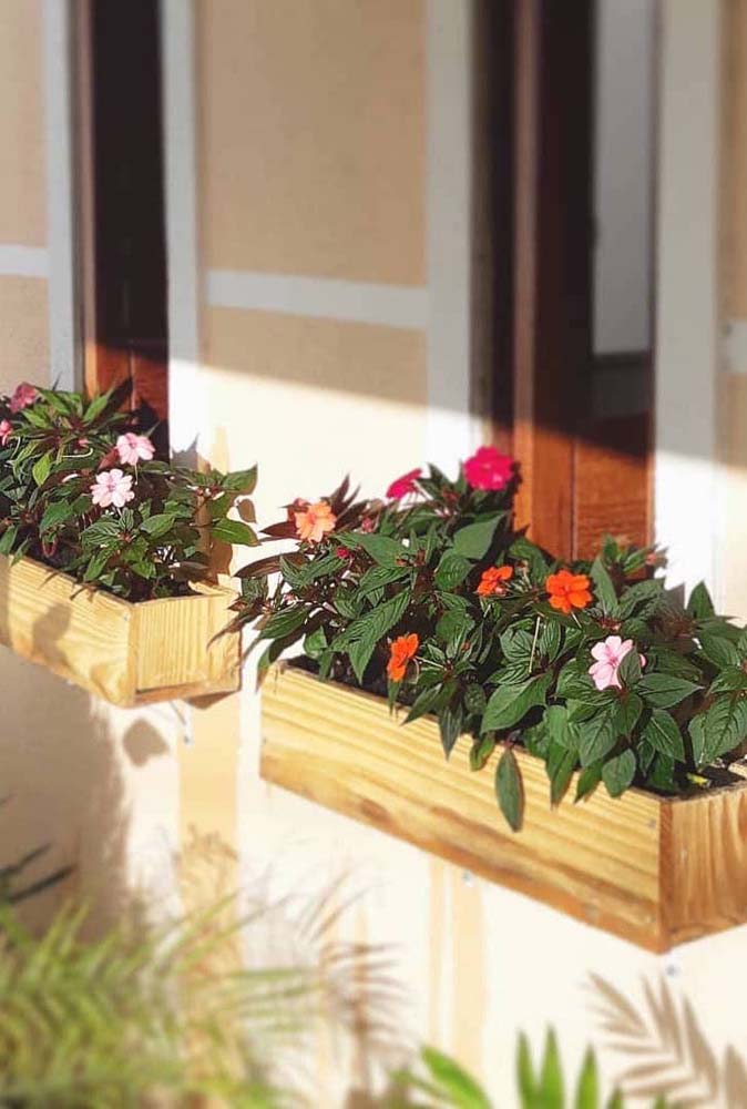 Já pensou em fazer uma floreira de pallet para janelas e trazer o estilo cottagecore para a sua casa?