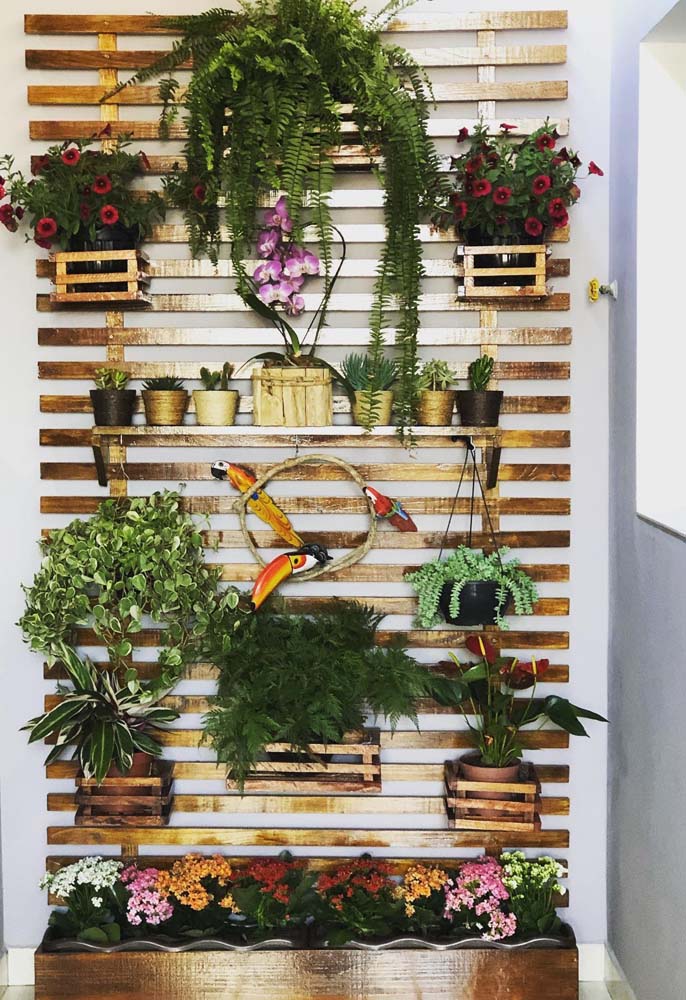 Para fazer um jardim vertical dentro de casa, nada melhor do que um canteiro de madeira e floreira de pallets. 