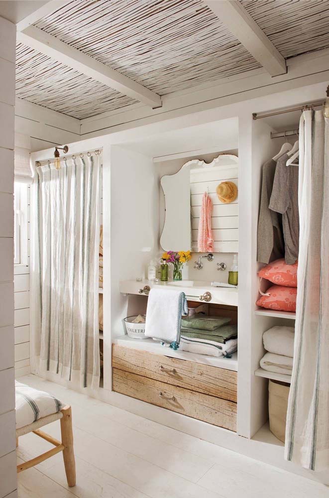 Nesta casa provençal, o guarda roupa de gesso é integrado à estrutura da pia do banheiro da suite - e os nichos são cobertos por cortinas de linho.
