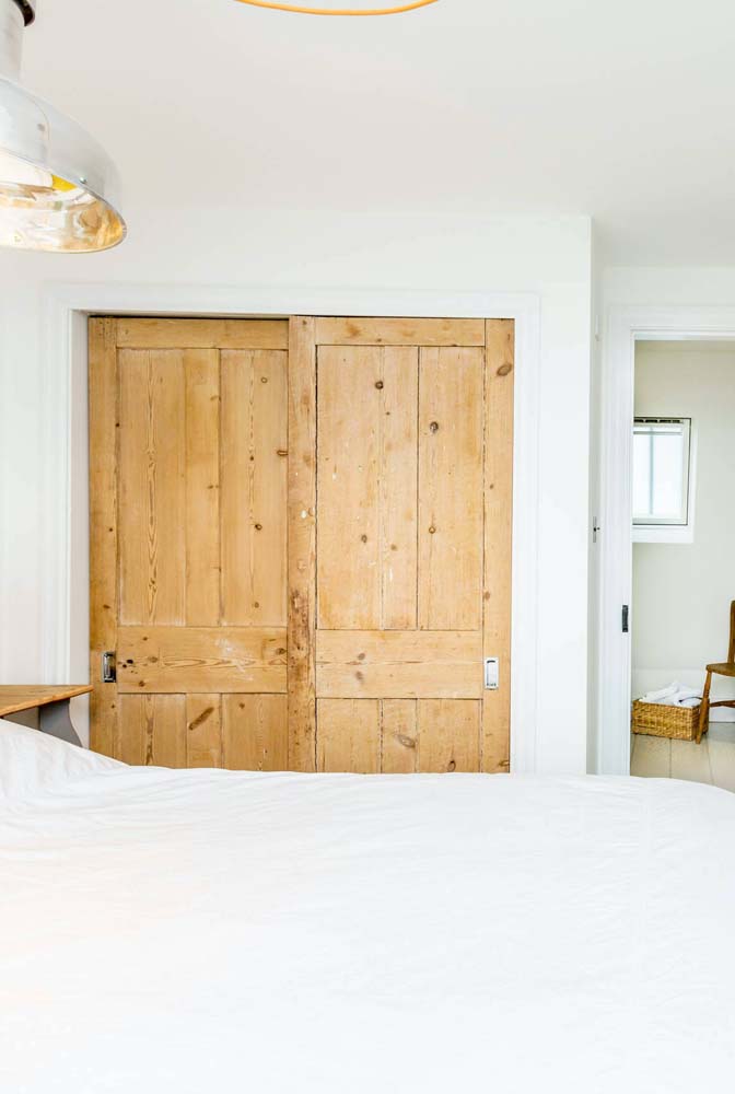 As portas de madeira trazem um aspecto mais rústico e provençal para o guarda roupa de gesso.