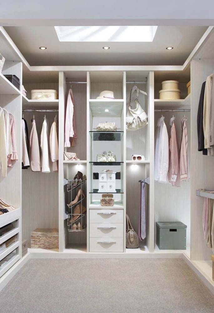 Para deixar o seu closet perfeito, aproveite e integre o guarda roupa de gesso à sanca do ambiente.