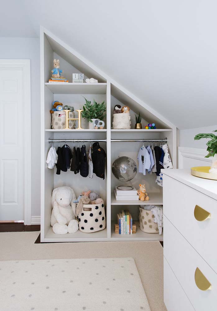 O mobiliário planejado encontra soluções criativas e economiza espaço na decoração do quarto do bebê.