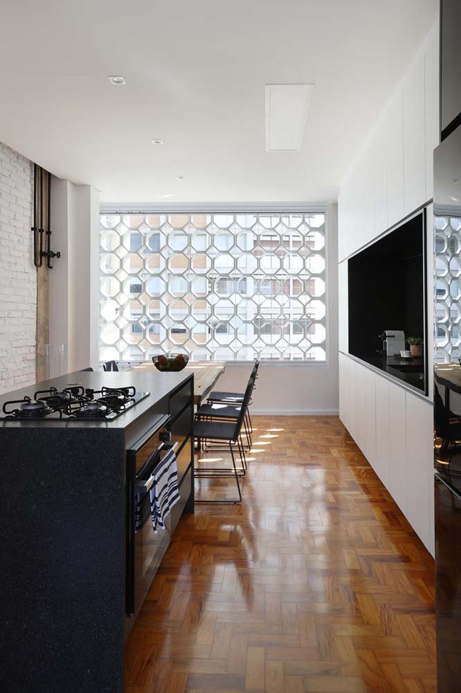 Granito preto São Gabriel na cozinha de taco de madeira. Um luxo entre o vintage e o moderno!