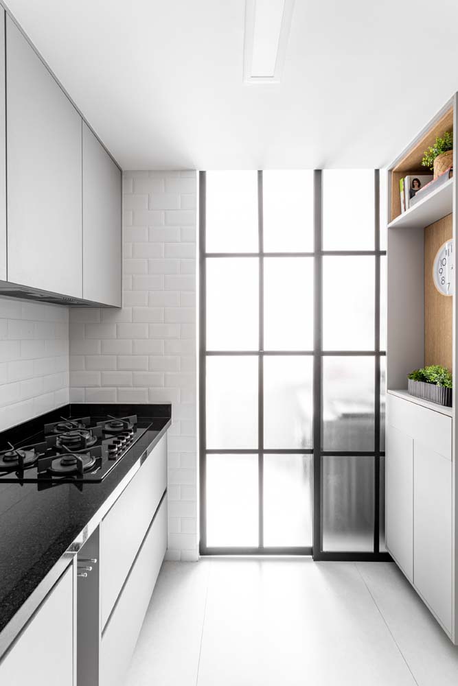 Mas se você busca uma referência minimalista, essa cozinha vai te inspirar
