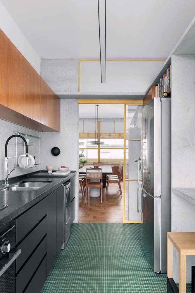 Armário e bancada em preto: uniformidade visual para ampliar visualmente a cozinha