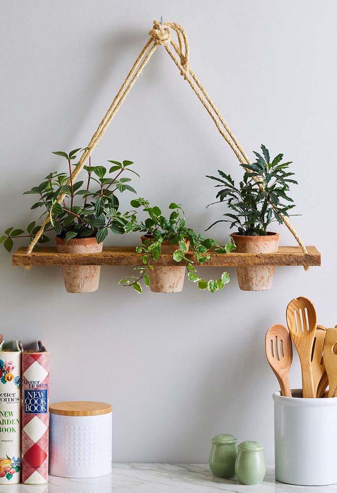 Faça furos na tábua e encaixe os vasos de planta: ideia criativa para a prateleira com corda