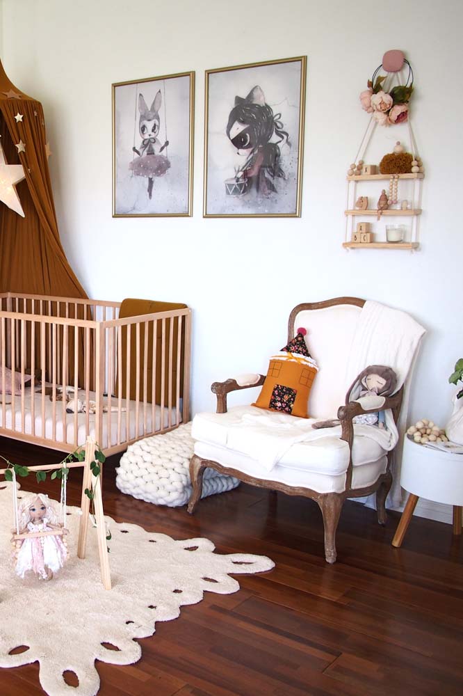 Prateleira de madeira com corda complementando a decoração do quarto de bebê