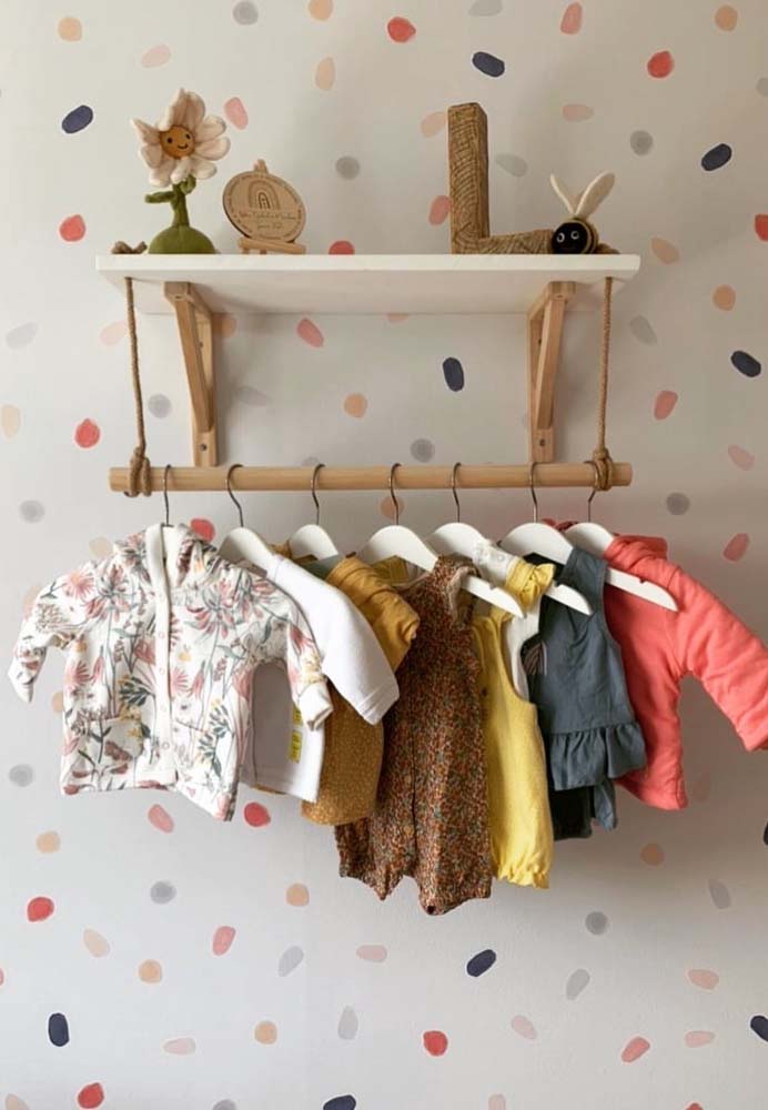 Um mini closet na prateleira com corda infantil