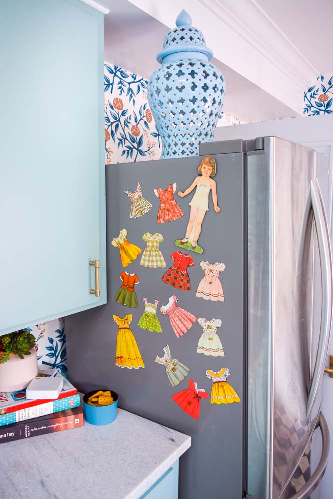 As bonecas de papel com roupinha como ímã tornam a decoração dessa geladeira mais bonita, divertida e interativa.