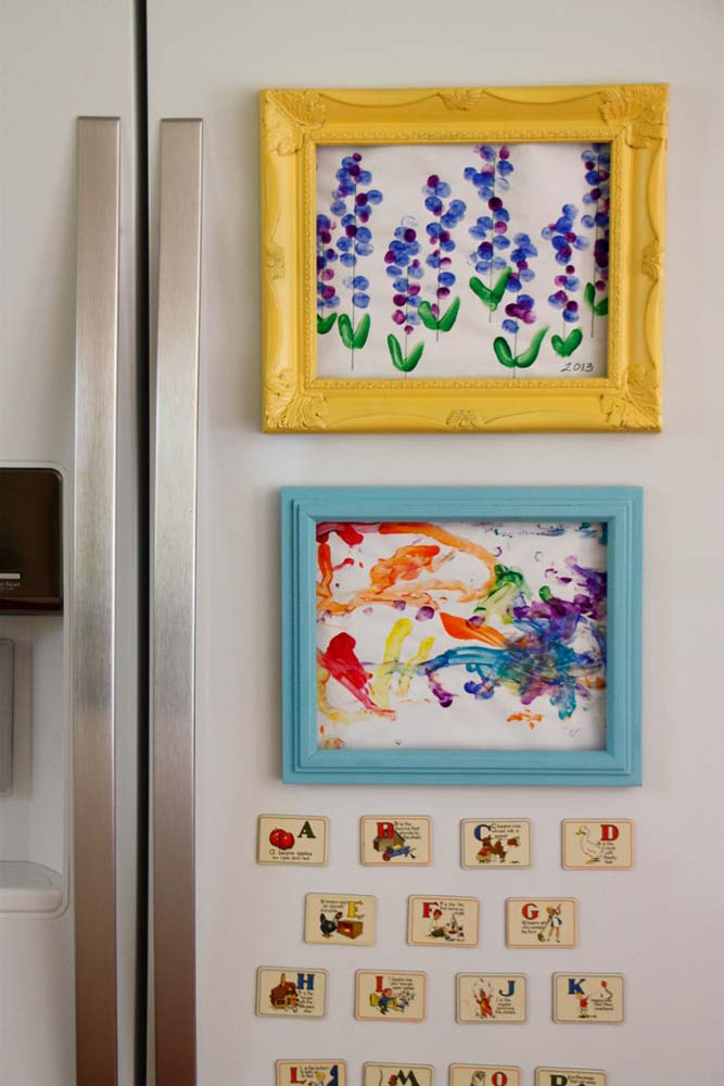 As molduras coloridas dão o toque final nas obras de arte das crianças expostas na geladeira.