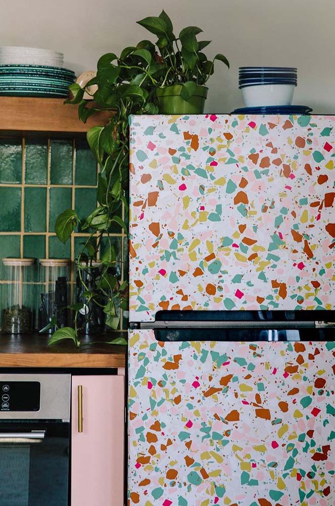Outra ideia de geladeira decorada com adesivo de granilite para uma cozinha bem colorida.