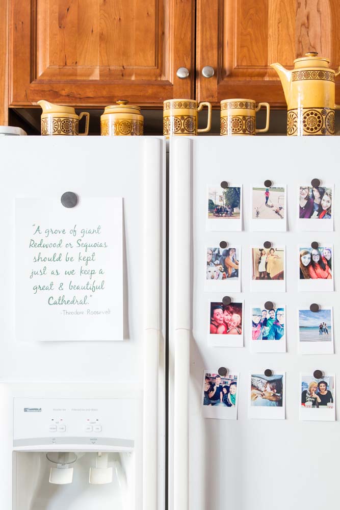 Mas se você preza pela simplicidade e na versatilidade, aposte numa geladeira decorada com fotos e mensagens impactantes, todas presas com ímãs.