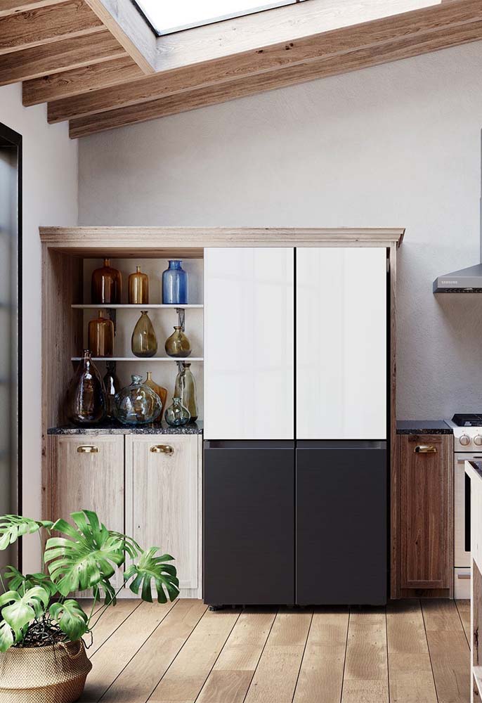 Decoração minimalista para a geladeira: branco na parte de cima e preto na parte de baixo.