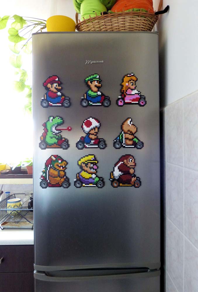 Todos os personagens do Mario Kart prontos para começar a corrida nesta geladeira decorada com imãs. 