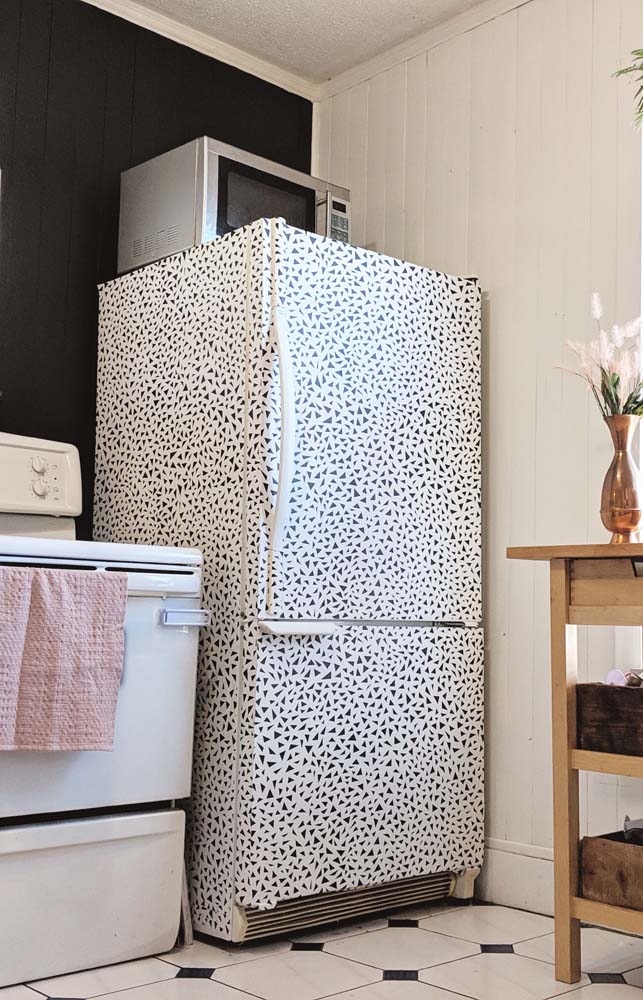 Mais uma inspiração para você compor uma geladeira decorada só com triângulos pretos - aqui, dá para usar adesivos ou pintar usando stencils.