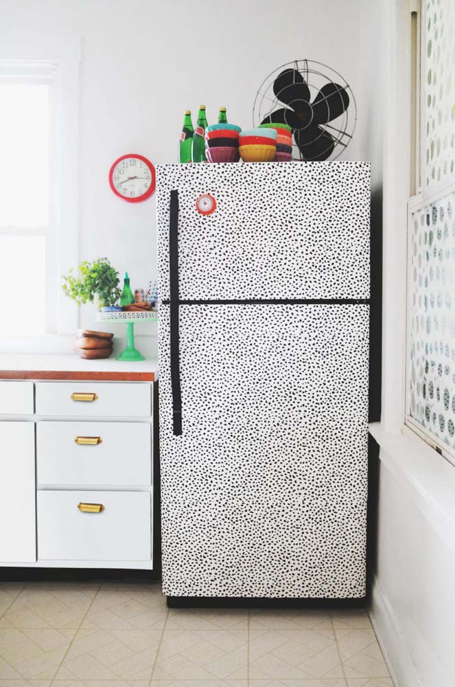 Renove o visual da sua geladeira com um padrão de bolinhas: você só vai precisar de um pincel e tinta preta. 
