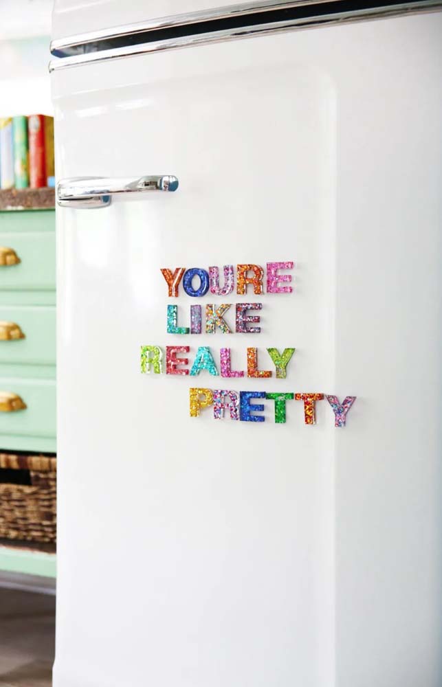 Deixe mensagens ou brinque de palavras cruzadas na porta da sua geladeira usando ímãs de letras.