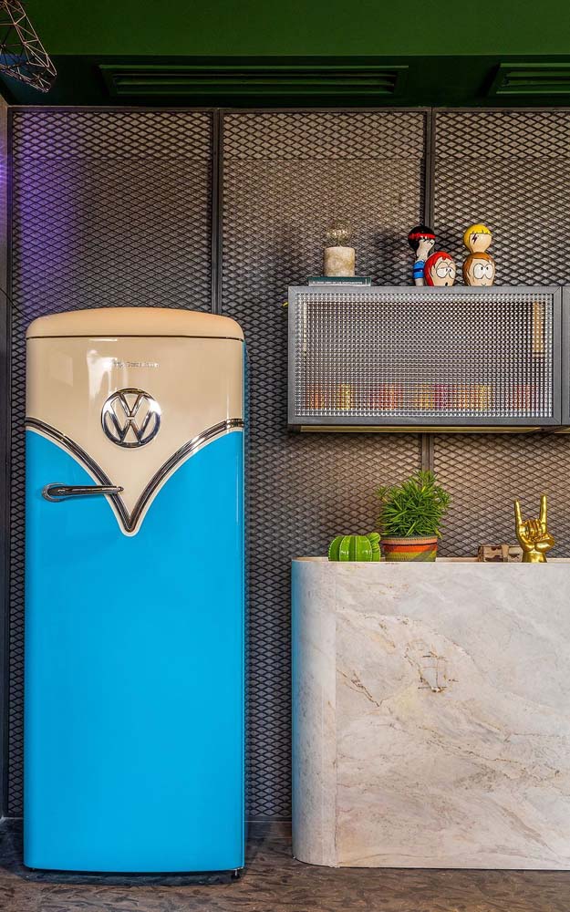 A icônica kombi corujinha azul é a inspiração para esta geladeira retrô decorada.