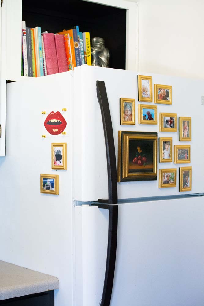 Fotos, ilustrações e pinturas famosas, todos ganham uma moldura especial e espaço de exposição na porta e na lateral dessa geladeira.
