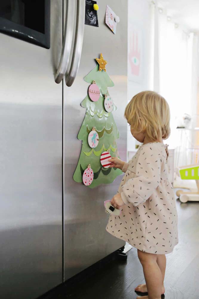 O painel imantado na geladeira permite às crianças fazerem a decoração da árvore de natal do jeitinho que elas quiserem.
