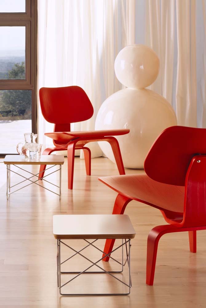 Um clássico do mobiliário modernista, a cadeira Eames DCW de madeira fica incrível na cor vermelha!