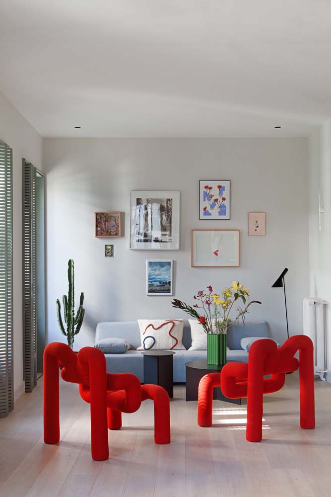 Além da cor vibrante, esse conjunto de cadeiras aposta num design inusitado e chama a atenção na sala moderna.