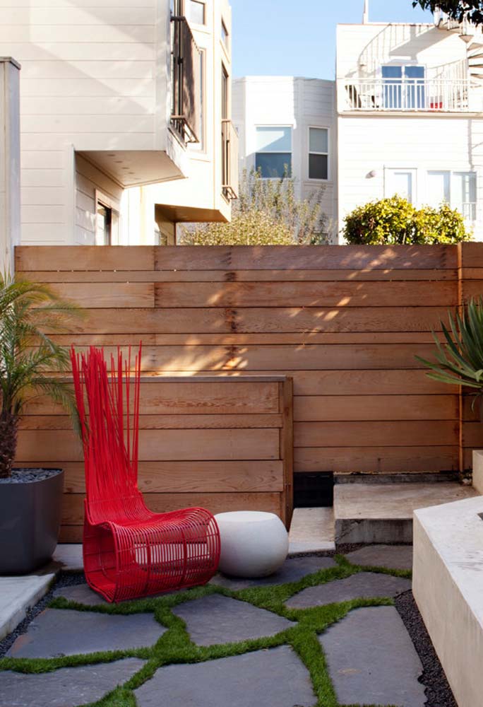Inspiração de cadeira vermelha com design contemporâneo para relaxar na área externa de casa. 