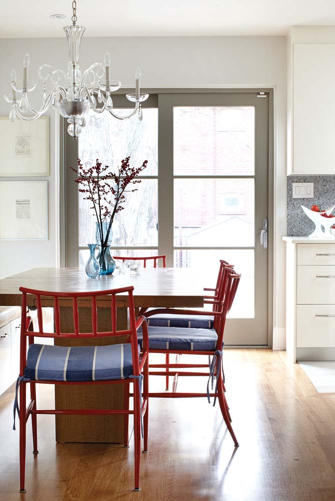 Cadeira vermelha: dicas para escolher e 52 ideias criativas