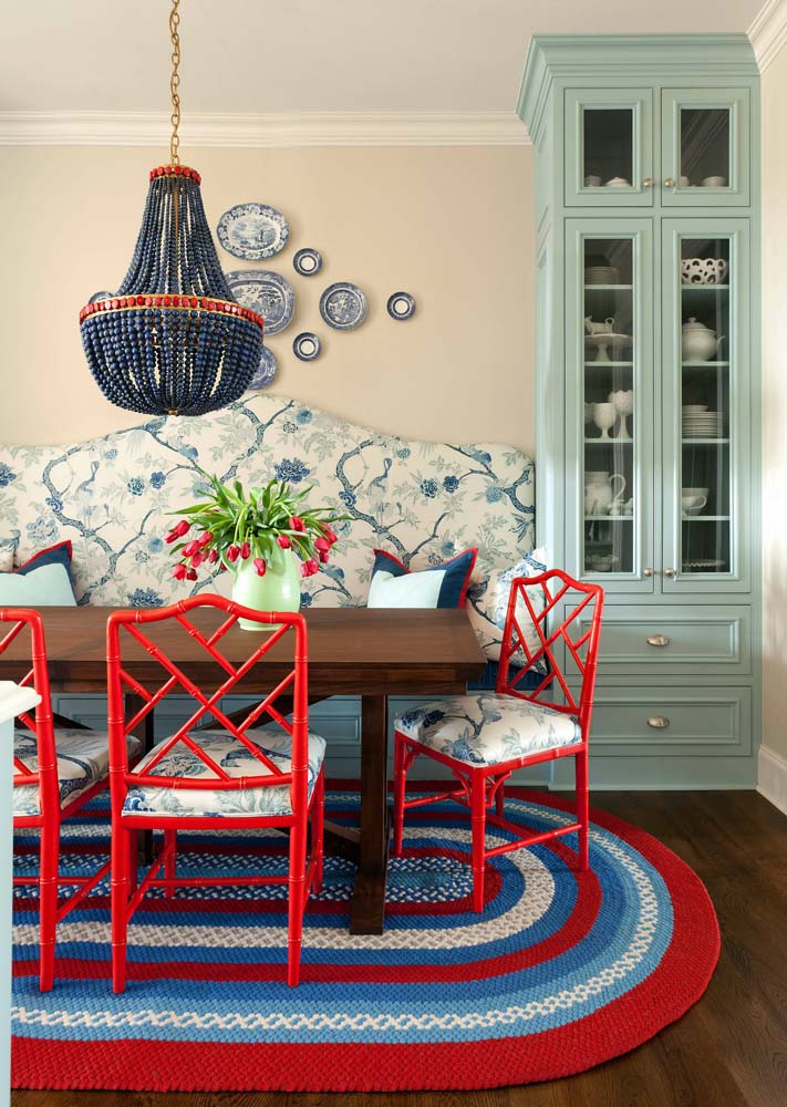 Cadeira vermelha: dicas para escolher e 52 ideias criativas