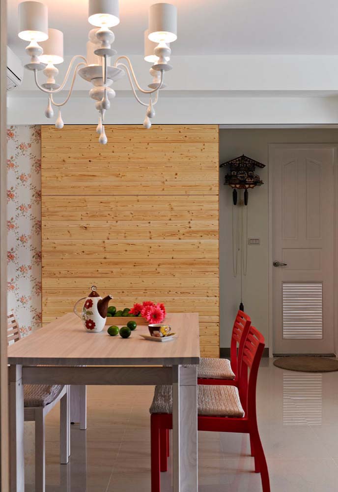 Cadeira vermelha: dicas para escolher e 52 ideias criativas