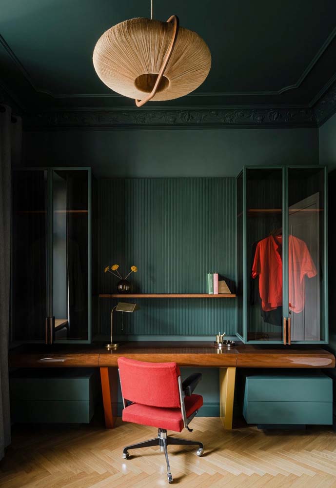 Dá uma olhada na elegância desse escritório e closet combinados e decorados com tons intensos e de vermelho e verde.