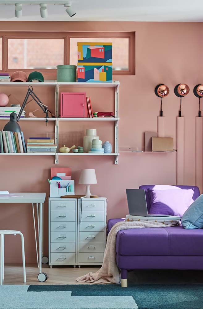 Um sofá roxo vibrante para deixar o escritório mais colorido e criativo.