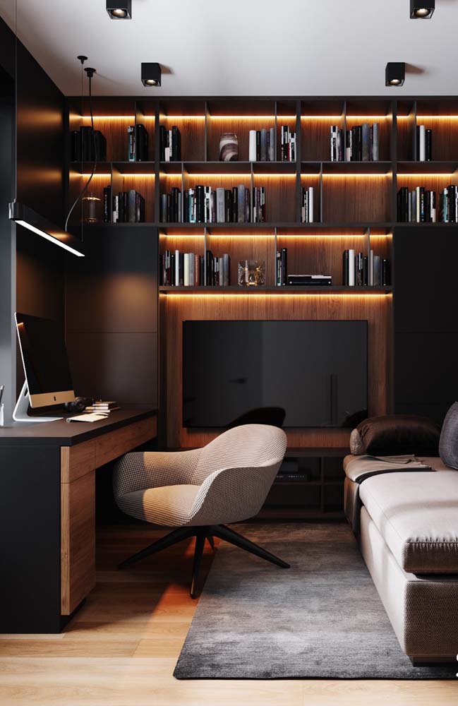 Num espaço mais amplo, o sofá pode ser usado para dividir ambientes e deixar o escritório mais aconchegante.